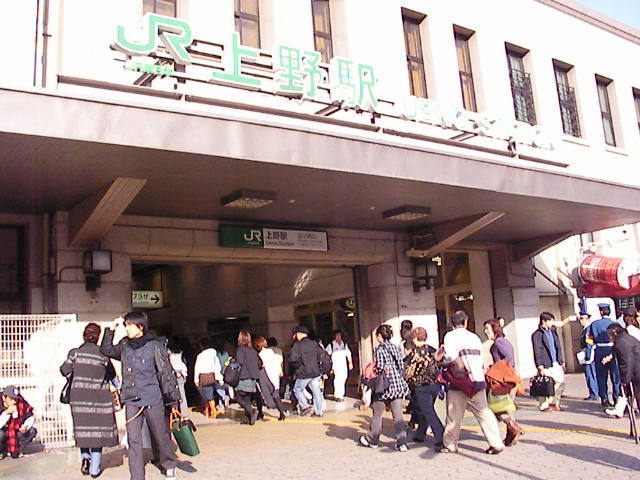 上野駅広小路口の人込み