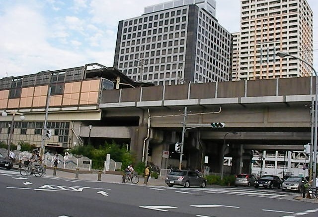 新浦安駅近くの交差点